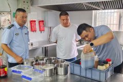 <b>对食堂设备、进行全面、清洗、消毒</b>